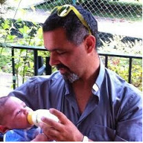 Don Alessandro con il suo ultimo nipotino, Samuele, nato il 18 febbraio 2014